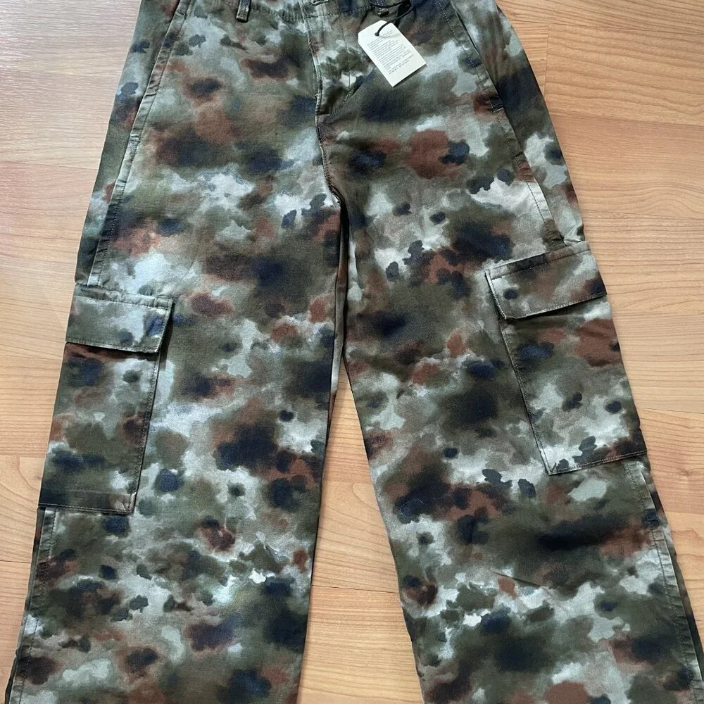 Firm. Levi Strauss / Levi's SIZE 23 X 30 Moss Green Camo Womens Cargo Pants 2023 - Picture 12 of 14